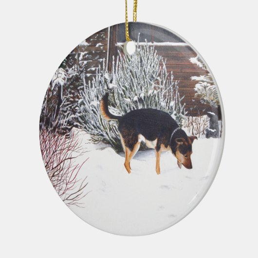 Wintersneeuwscène met schattige zwarte en geelbrui keramisch ornament (Links)