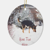 Wintersneeuwscène met schattige zwarte en geelbrui keramisch ornament (Links)