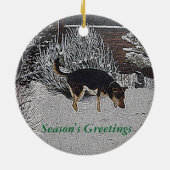 Wintersneeuwscène met schattige zwarte en geelbrui keramisch ornament (Achterkant)