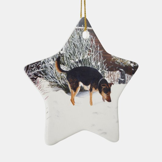 Wintersneeuwscène met schattige zwarte en geelbrui keramisch ornament (Rechts)