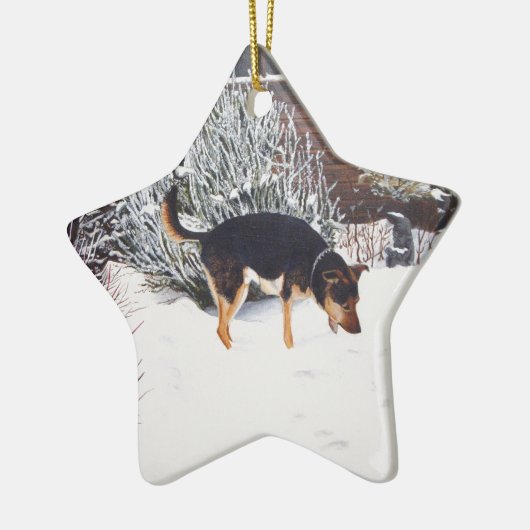 Wintersneeuwscène met schattige zwarte en geelbrui keramisch ornament (Links)