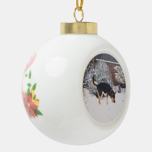 Wintersneeuwscène met schattige zwarte en geelbrui keramische bal ornament (Links)