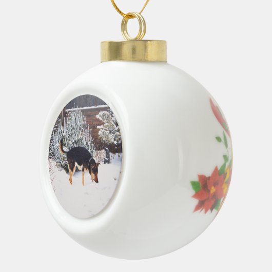 Wintersneeuwscène met schattige zwarte en geelbrui keramische bal ornament (Rechts)