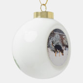 Wintersneeuwscène met schattige zwarte en geelbrui keramische bal ornament (Links)