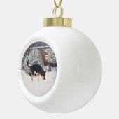 Wintersneeuwscène met schattige zwarte en geelbrui keramische bal ornament (Rechts)