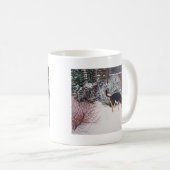 Wintersneeuwscène met schattige zwarte en geelbrui koffiemok (Voorkant rechts)