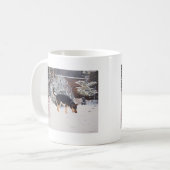 Wintersneeuwscène met schattige zwarte en geelbrui koffiemok (Voorkant links)