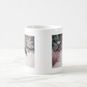 Wintersneeuwscène met schattige zwarte en geelbrui koffiemok (Center)