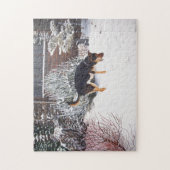 Wintersneeuwscène met schattige zwarte en geelbrui legpuzzel (Verticaal)