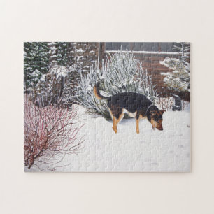 Wintersneeuwscène met schattige zwarte en geelbrui legpuzzel