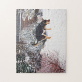 Wintersneeuwscène met schattige zwarte en geelbrui legpuzzel (Verticaal)