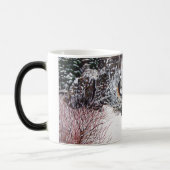 Wintersneeuwscène met schattige zwarte en geelbrui magische mok (Links)