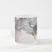 Wintersneeuwscène met schattige zwarte en geelbrui matglas koffiemok (Voorkant links)