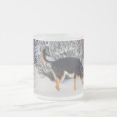 Wintersneeuwscène met schattige zwarte en geelbrui matglas koffiemok (Center)