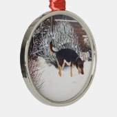 Wintersneeuwscène met schattige zwarte en geelbrui metalen ornament (Rechts)