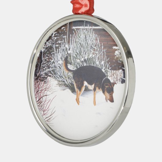 Wintersneeuwscène met schattige zwarte en geelbrui metalen ornament (Links)