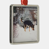 Wintersneeuwscène met schattige zwarte en geelbrui metalen ornament (Rechts)