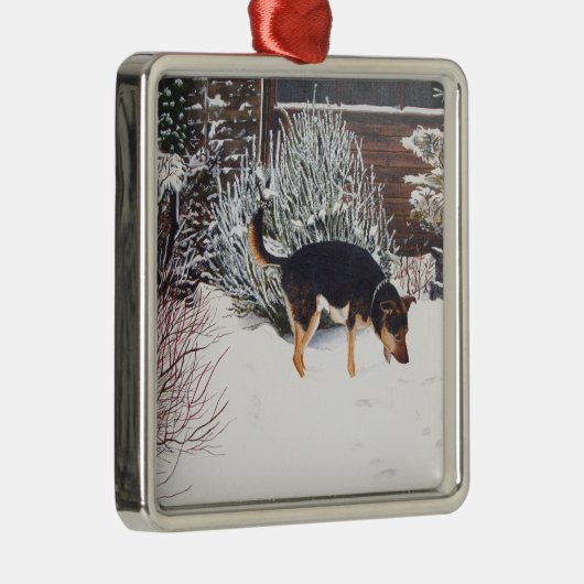 Wintersneeuwscène met schattige zwarte en geelbrui metalen ornament (Rechts)