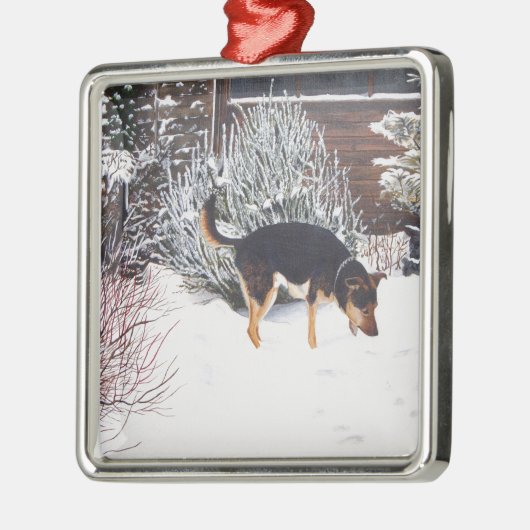 Wintersneeuwscène met schattige zwarte en geelbrui metalen ornament (Links)