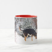 Wintersneeuwscène met schattige zwarte en geelbrui mok (Midden)