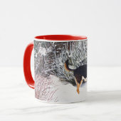 Wintersneeuwscène met schattige zwarte en geelbrui mok (Voorkant links)