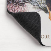 Wintersneeuwscène met schattige zwarte en geelbrui muismat (Hoek)