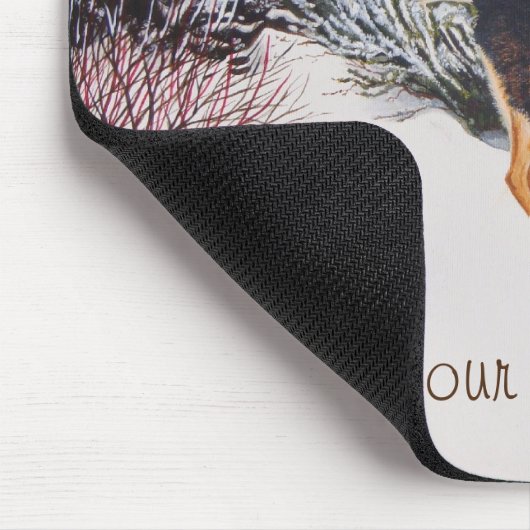 Wintersneeuwscène met schattige zwarte en geelbrui muismat (Hoek)