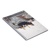 Wintersneeuwscène met schattige zwarte en geelbrui notitieboek (Rechterzijde)