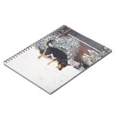 Wintersneeuwscène met schattige zwarte en geelbrui notitieboek (Linkerzijde)