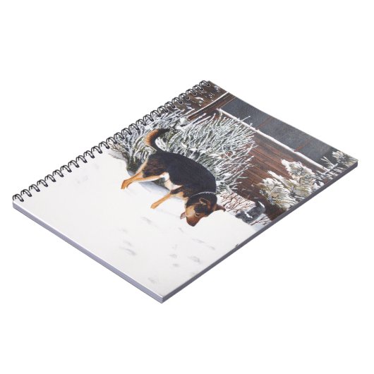 Wintersneeuwscène met schattige zwarte en geelbrui notitieboek (Linkerzijde)