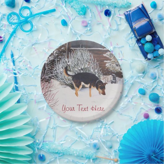 Wintersneeuwscène met schattige zwarte en geelbrui papieren bordje (Feest)