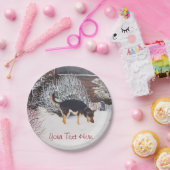 Wintersneeuwscène met schattige zwarte en geelbrui papieren bordje (Feest)