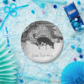 Wintersneeuwscène met schattige zwarte en geelbrui papieren bordje (Feest)