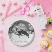 Wintersneeuwscène met schattige zwarte en geelbrui papieren bordje (Feest)