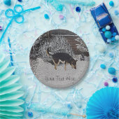 Wintersneeuwscène met schattige zwarte en geelbrui papieren bordje (Feest)