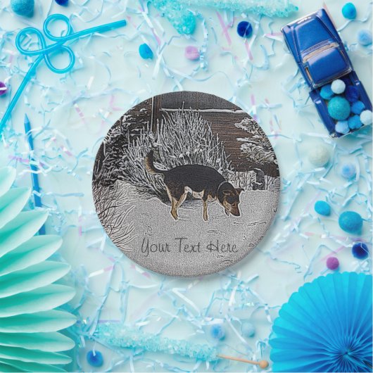 Wintersneeuwscène met schattige zwarte en geelbrui papieren bordje (Feest)