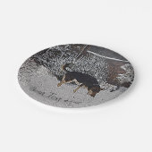 Wintersneeuwscène met schattige zwarte en geelbrui papieren bordje (Gekanteld)