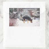 Wintersneeuwscène met schattige zwarte en geelbrui rechthoekige sticker (Tas)