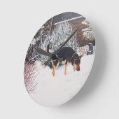 Wintersneeuwscène met schattige zwarte en geelbrui ronde klok (Hoek)