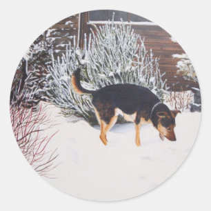 Wintersneeuwscène met schattige zwarte en geelbrui ronde sticker