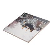 Wintersneeuwscène met schattige zwarte en geelbrui tegeltje (Zijkant)