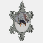 Wintersneeuwscène met schattige zwarte en geelbrui tin sneeuwvlok ornament (Links)