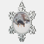 Wintersneeuwscène met schattige zwarte en geelbrui tin sneeuwvlok ornament (Rechts)