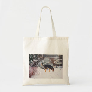 Wintersneeuwscène met schattige zwarte en geelbrui tote bag