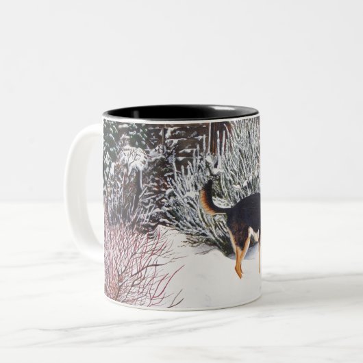 Wintersneeuwscène met schattige zwarte en geelbrui tweekleurige koffiemok (Voorkant links)