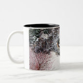 Wintersneeuwscène met schattige zwarte en geelbrui tweekleurige koffiemok (Links)