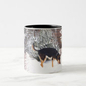 Wintersneeuwscène met schattige zwarte en geelbrui tweekleurige koffiemok (Center)