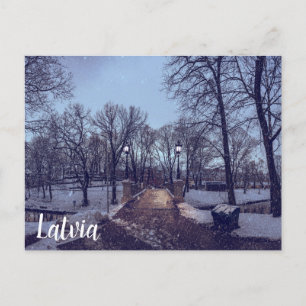 Wintersneeuwstadspark in de avond briefkaart