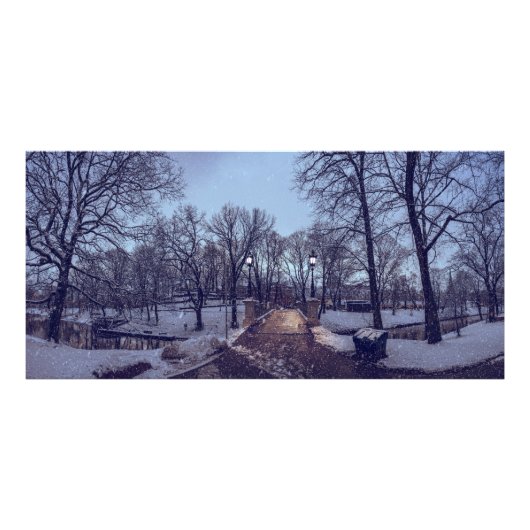 Wintersneeuwstadspark in de avond foto afdruk (Voorkant)