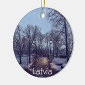 Wintersneeuwstadspark in de avond keramisch ornament (Links)